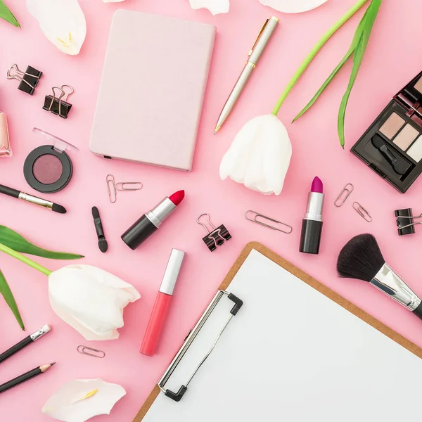 Beauty blogger composition with clipboard, flowers, cosmetics an — Stock Photo, Image