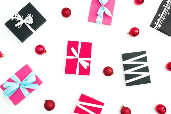 Weihnachtsmuster der Geschenke mit Dekoration auf weißem Hintergrund. — Stockfoto