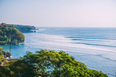 Bali 'de sörf yapmak için sörf dalgaları. Kumsal ve okyanus dalgaları