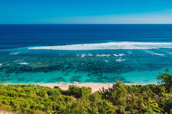 Тропический песчаный пляж, океан с голубой водой — стоковое фото