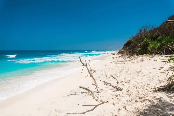 Tropisk strand med vit sand, hav och vågor — Stockfoto