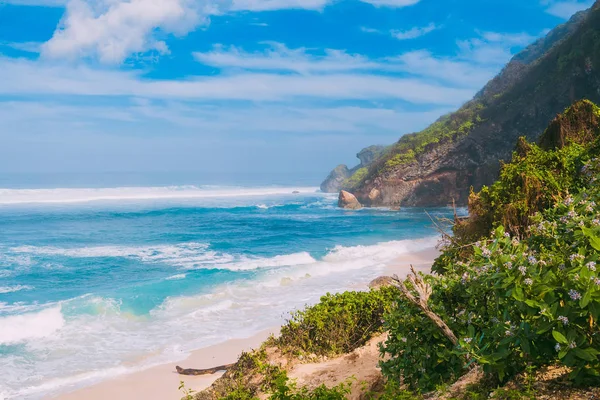 Bela praia com mar azul-turquesa em Bali . — Fotografia de Stock