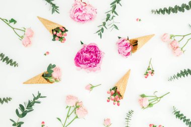 Şakayık, gül, okaliptüs, waffle külahlı çiçek deseni 