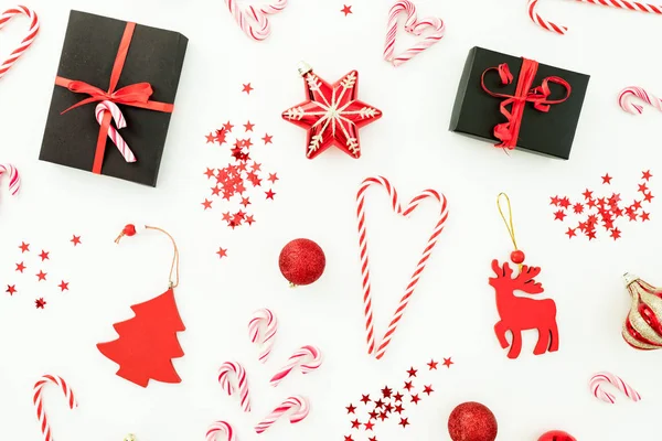 Vánoční kompozice. Dárky, dekorace, cukrové tyčinky a konfety — Stock fotografie