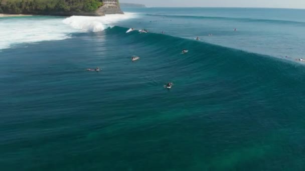 从空中俯瞰大海和冲浪者中的海浪 冲浪和冲浪 — 图库视频影像