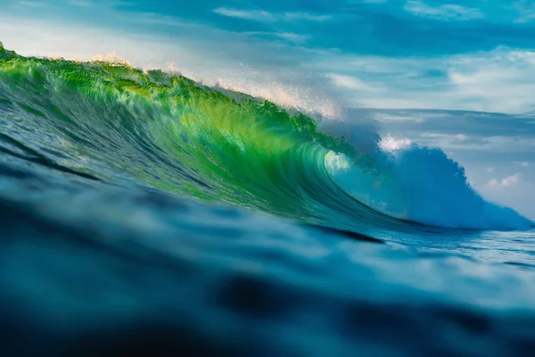 Onda perfeita no oceano. Quebrando onda verde com luz — Fotografia de Stock