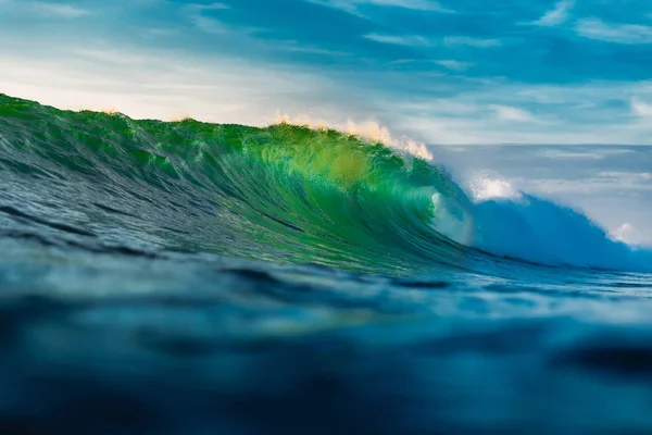 Ola de barril perfecta en el océano. Rompiendo la onda verde con luz — Foto de Stock