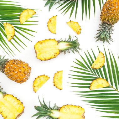 Kesilmiş ananas ve palmiye yapraklarıyla izole edilmiş desen. 