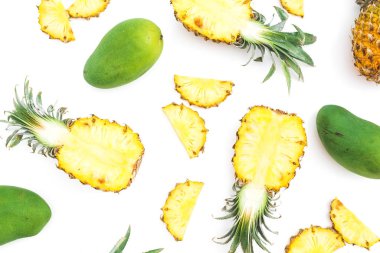 Beyaz torba üzerinde ananas ve mango meyvelerinden oluşan tropik desen