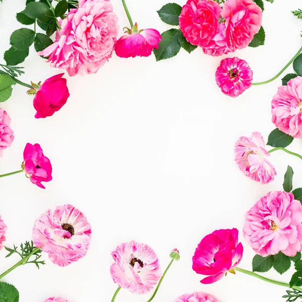 Üzerinde pembe güller ve yapraklar olan çiçekli bahar çerçevesi.