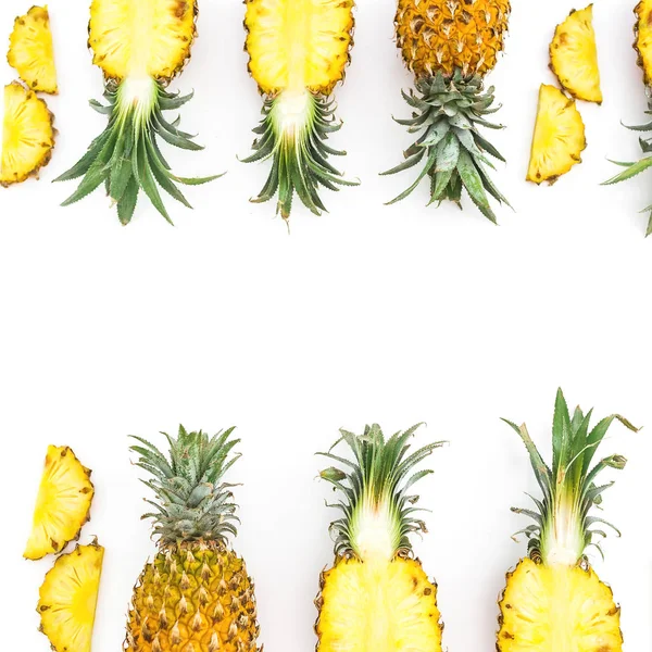 Tropischer Rahmen aus Ananas auf weißem Hintergrund. flache Lage — Stockfoto