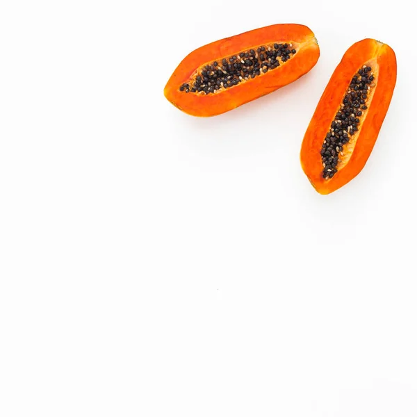 Ízletes papaya elszigetelt fehér háttérrel. Lapos fektetés. — Stock Fotó