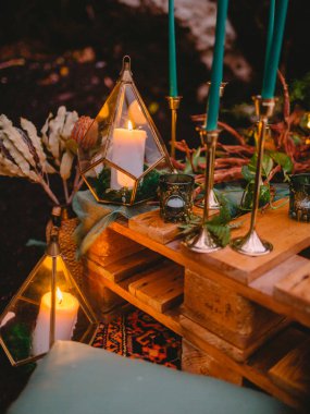 Mumlar, dekorlar ve çiçeklerle süslü bir düğün süsü..