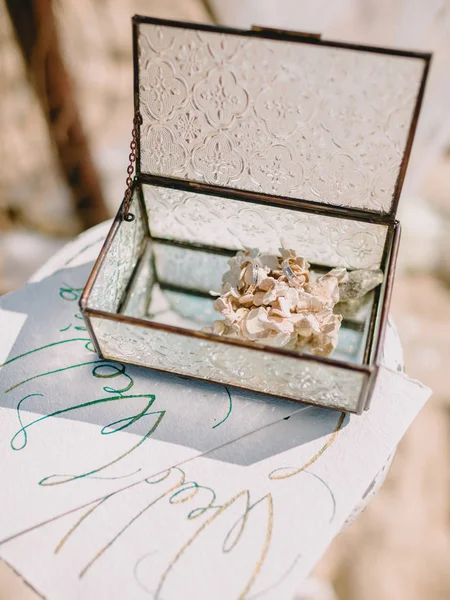 Anneaux de mariage avec boîte en verre. cérémonie de mariage . — Photo