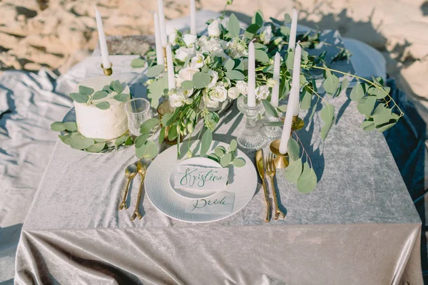 Mesa de casamento com decorações, bolo de casamento, caligrafia e fl — Fotografia de Stock