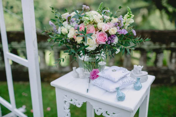 Ramo de bodas con regalos. Día de la boda con decoraciones . — Foto de Stock