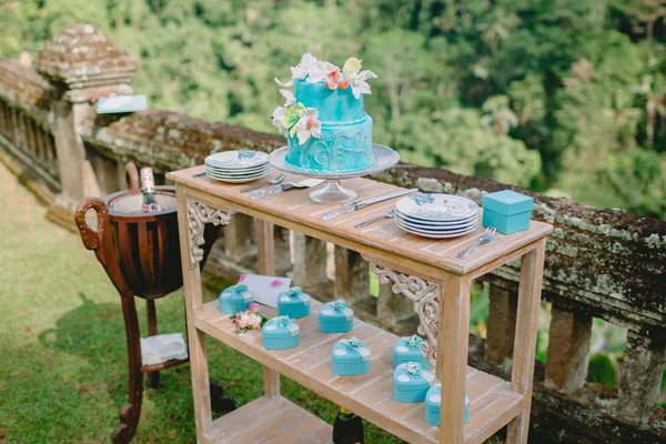 Bröllopstårta med blommor och presenter. Bröllopsdag — Stockfoto
