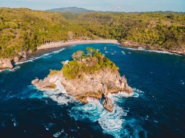 Nusa Penida adasında mavi okyanuslu kristal koy. Hava görünümü