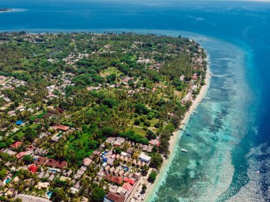 Gili adası ve okyanusla hava manzarası, insansız hava aracı. Gili Havası