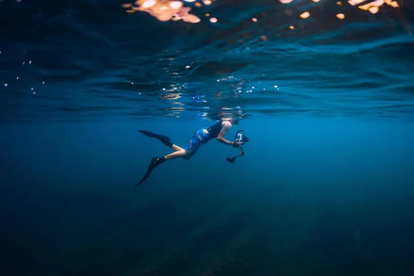 30. Juli 2019. anapa, russland. Unterwasserfotograf mit Kamera — Stockfoto
