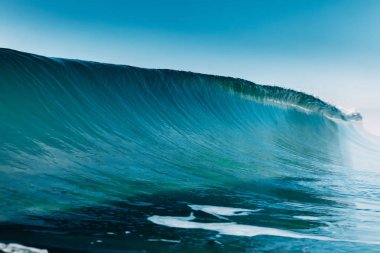 Okyanustaki mavi kristal dalga. Kırılan dalga ve güneş ışığı