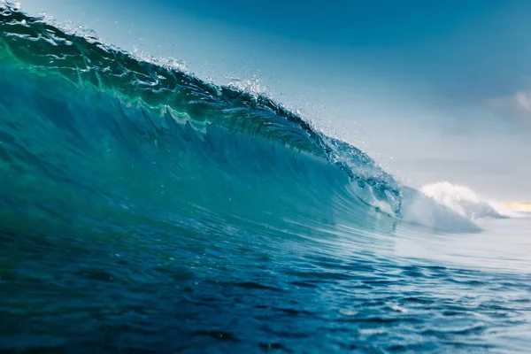 海洋中的蓝色水晶波 破浪和太阳光 — 图库照片