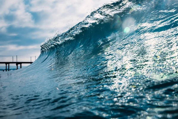 Blaue Kristallwelle Ozean Brechen Welle Und Sonnenlicht — Stockfoto