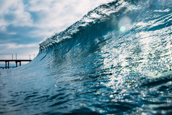 Синяя хрустальная волна в океане. Ударная волна и солнечный свет
