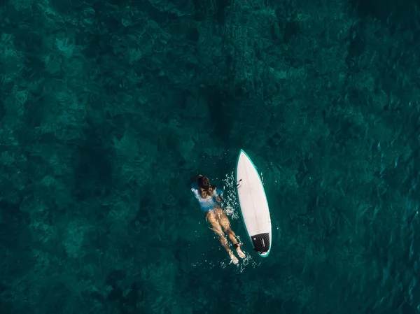 2019年3月2日 印度尼西亚巴厘 有魅力的冲浪女子与冲浪板一起在热带海洋上畅游 — 图库照片