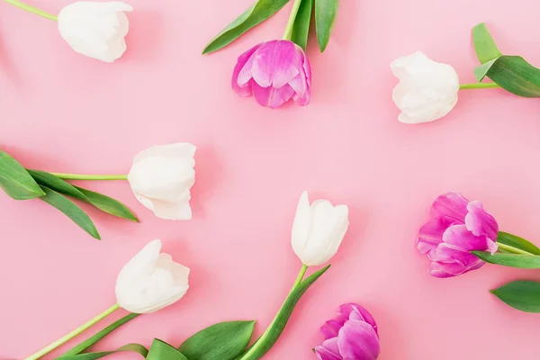 Весенний узор из белых и розовых цветов на розовом — стоковое фото
