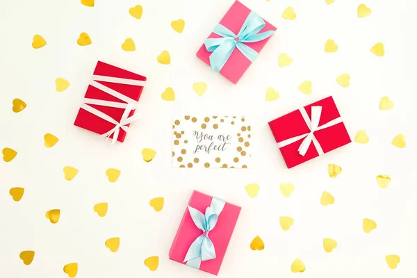 Valentinsdag baggrund med papir kort, gaveæske og gyldne h - Stock-foto