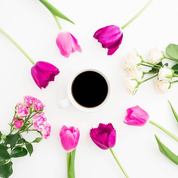 Composición de primavera con tulipanes, rosas y taza de café sobre blanco — Foto de Stock