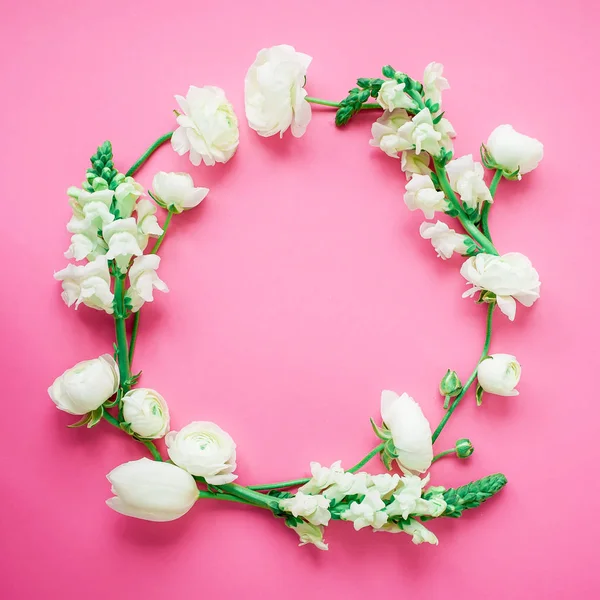 Marco floral con flores blancas de primavera sobre fondo rosa. Plano — Foto de Stock