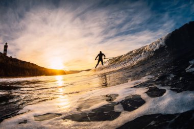 28 Aralık 2019. Anapa, Rusya. Stand Up Paddle sörf yapıyor.