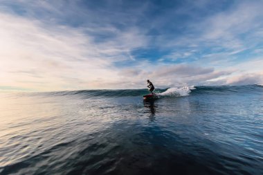 28 Aralık 2019. Anapa, Rusya. Stand Up Paddle sörf yapıyor.