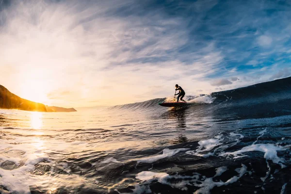 28 Δεκεμβρίου 2019. Ανάπα, Ρωσία. Stand Up Paddle σέρφινγκ σε wav — Φωτογραφία Αρχείου