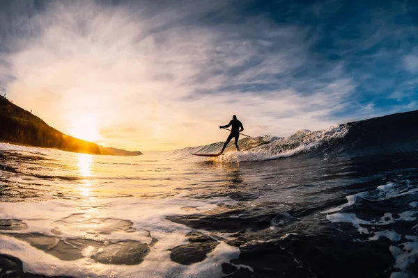 28 Δεκεμβρίου 2019. Ανάπα, Ρωσία. Stand Up Paddle σέρφινγκ σε wav — Φωτογραφία Αρχείου