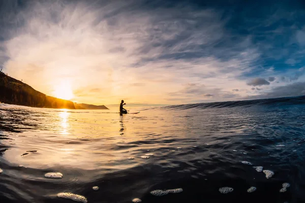 28 Δεκεμβρίου 2019. Ανάπα, Ρωσία. Stand Up Paddle σέρφινγκ σε wav — Φωτογραφία Αρχείου