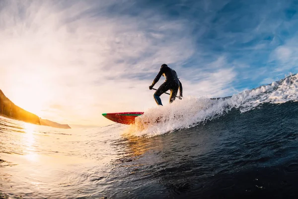 28 Aralık 2019. Anapa, Rusya. Stand Up Paddle sörf yapıyor. — Stok fotoğraf