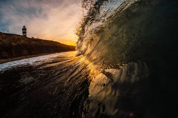 Wave in sea at sunrise. Barrel wave with warm sunrise colors and — 스톡 사진