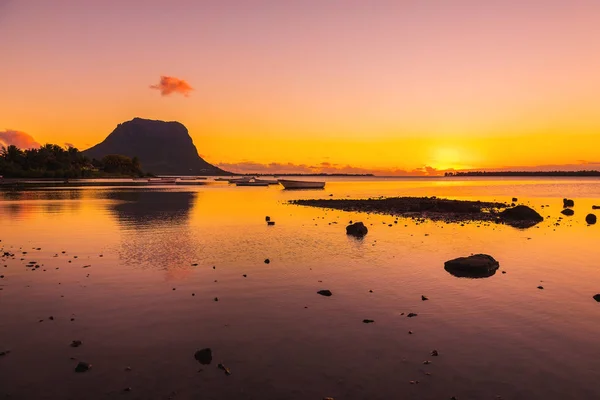 Le Morn montagne et océan avec coucher de soleil à Maurice . — Photo