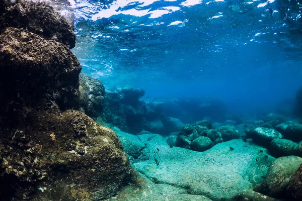 Scène sous-marine avec fond en pierre. Océan tropical transparent — Photo