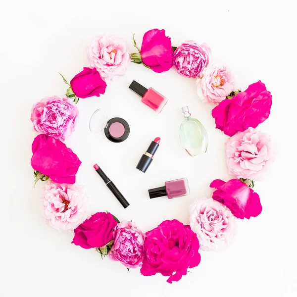 Composição de beleza com flores rosa e cosméticos femininos com um — Fotografia de Stock