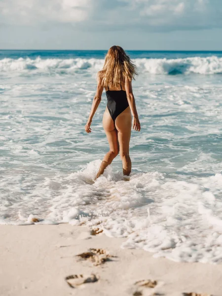 Привлекательная молодая женщина в бикини расслабиться на тропическом пляже и оче — стоковое фото