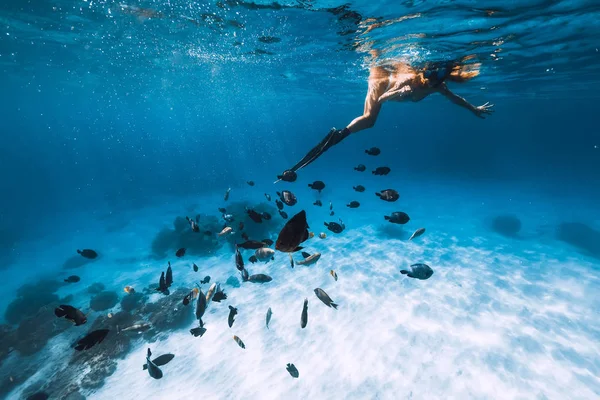 Mujer joven freediver en bikini snorkeling sobre el mar de arena con f —  Fotos de Stock