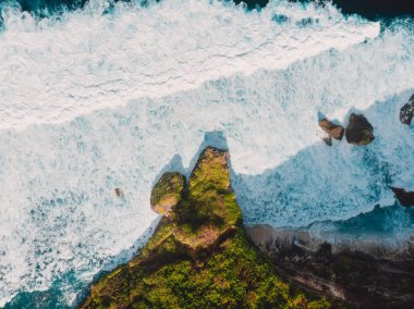 Tropiklerde okyanus olan muhteşem bir pelerin. Endonezya.