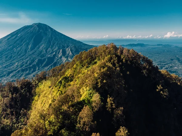 Vista aérea del volcán Agung y montaña con bosque —  Fotos de Stock
