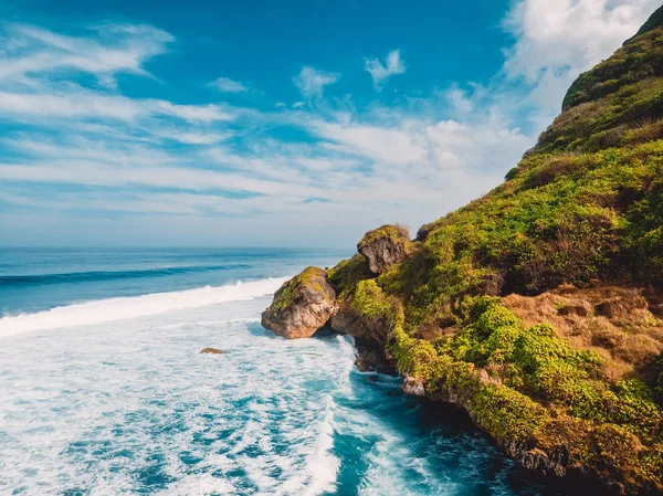 Letecký pohled na úžasný mys s oceánem v tropech. Indonesia. — Stock fotografie