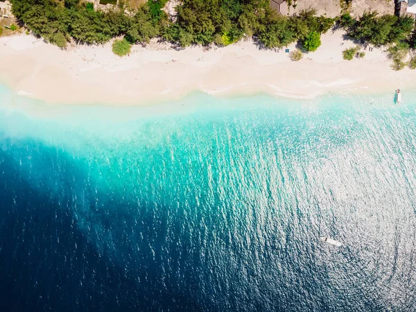 Τροπικό νησί με λευκή άμμο και γαλάζια θάλασσα. Αεροφωτογραφία. — Φωτογραφία Αρχείου