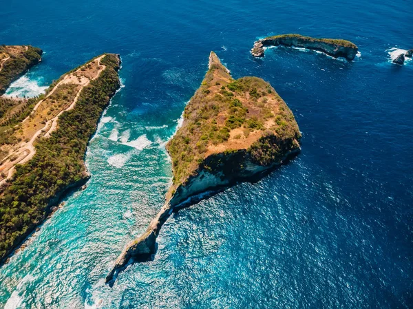 Paradisstrand med hav och ö i Nusa Penida. Flygbild — Stockfoto